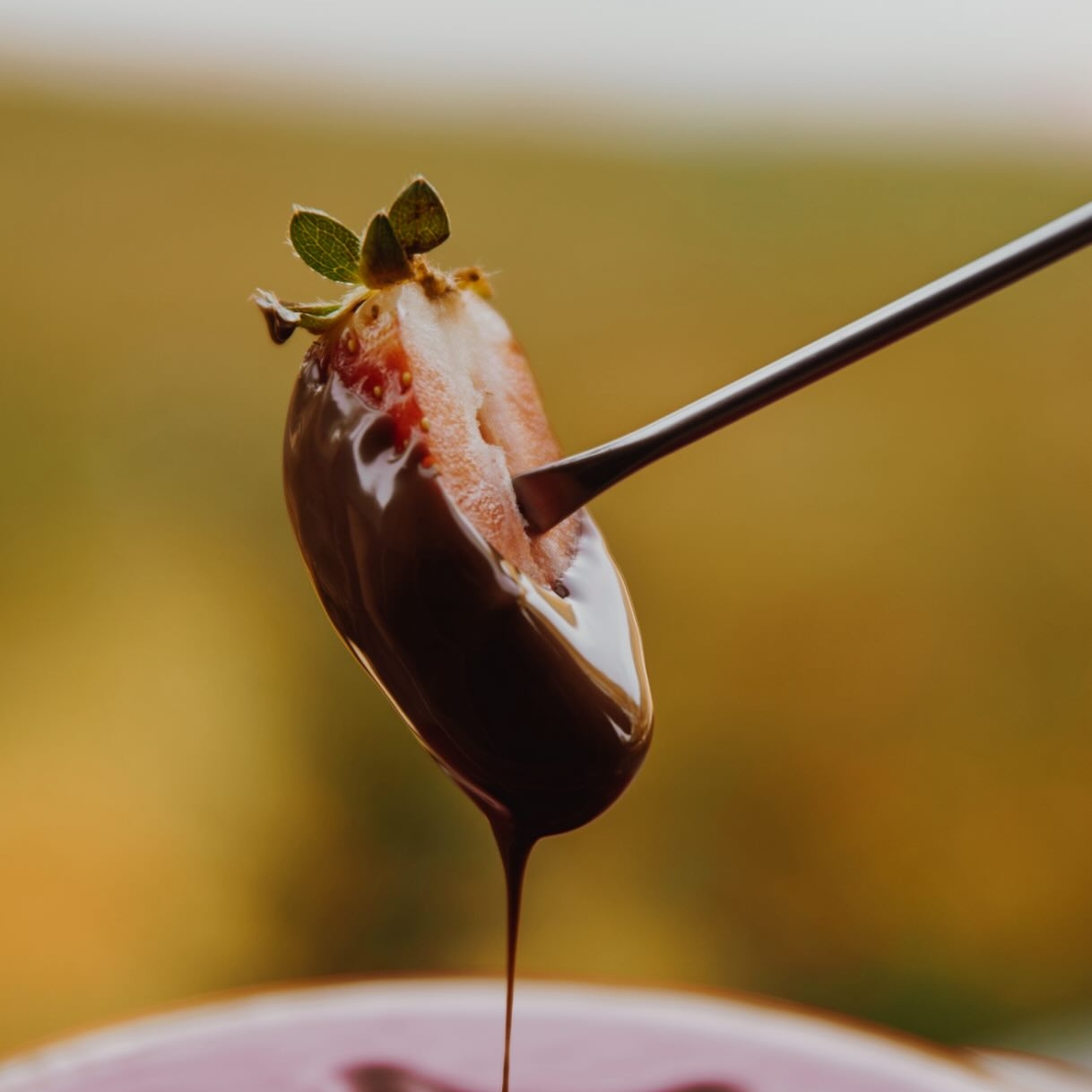 Autumn, dipped in chocolate. 🍓🍫

Sweet strawberries, silky chocolate and that unmistakable feeling of a new season settling in. Some autumn moments are simply meant to be savored.

Jump into our sweet autumn glamping 🤎

#ChocolateVillage