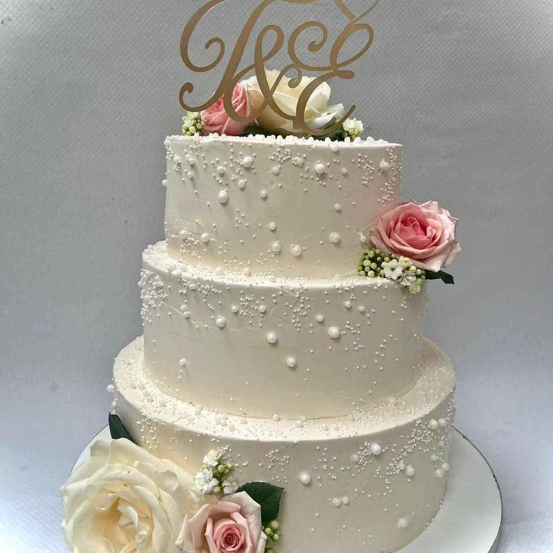 Poročna torta s topperjem in svežim cvetjem.

#slascicarnaconfetto #njami #loveconfetto #sladkanje #married #marrycake