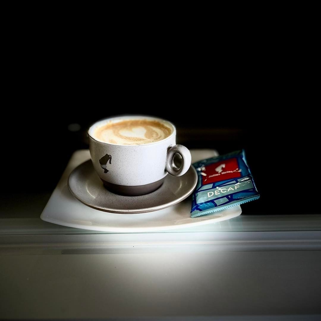 Želimo vam lepo nedeljsko popoldne. V ponudbi brezkofeinska kava za vse ljubitelje kave.

#loveconfetto #slascicarnaconfetto #sladkanje #kava #coffe #decafé #lovecafe #coffewithmilk
