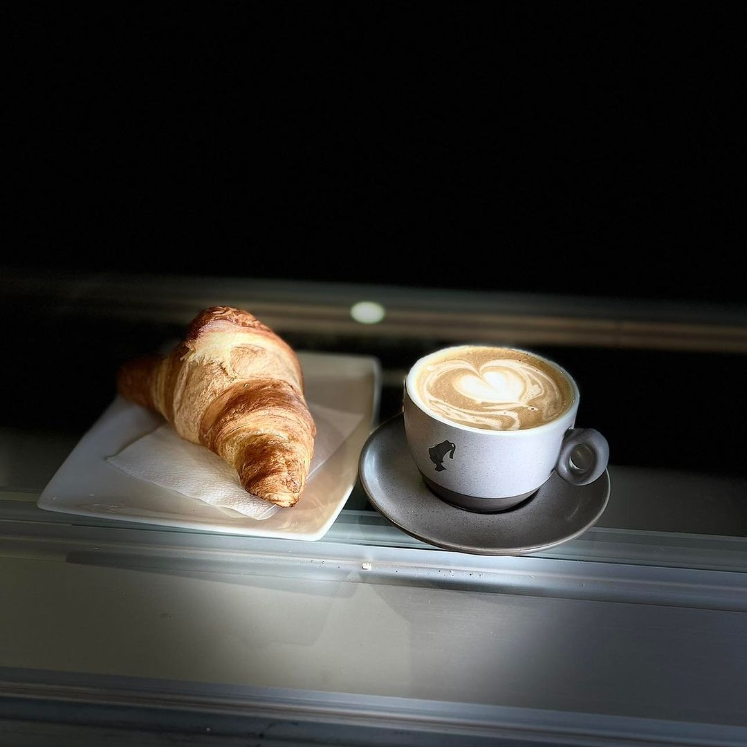 Vabljeni na rogljiček in kavico😇 

#loveconfetto #slascicarnaconfetto #homemade #kava #coffewithmilk #lovecafe #coffe #rogljički #crossant
