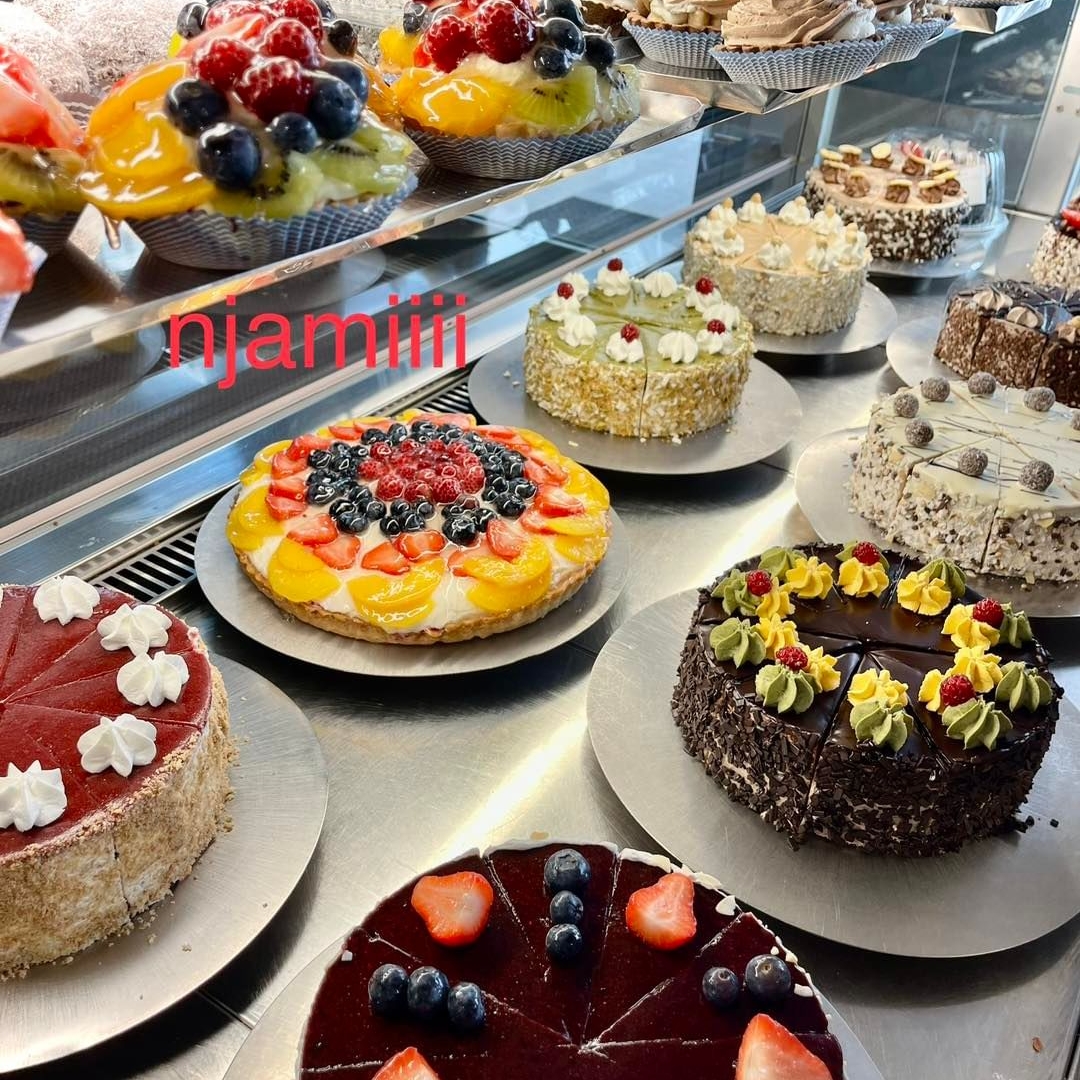 Danes smo odprti od 8 do 18 ure. Vabljeni na domače dobrote. Mi smo že v polnem zagonu,……

#loveconfetto #confetto #torta #homemade #slascicarnaconfetto #vabljeni #sladkanje #cakes #torte #njami