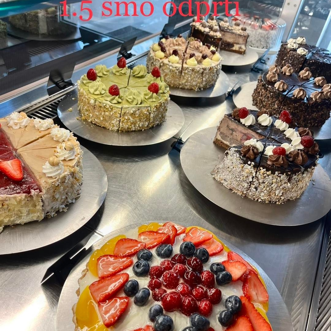 Danes 1.5 smo za vas odprti do 18 ure. Vabljeni na sladke dobrote.  Želimo vam lepe praznike💝

#praznik #slascicarnaconfetto #confetto #vabljeni #homemade #cake #torta #loveconfetto #sladkanje #njami #torte