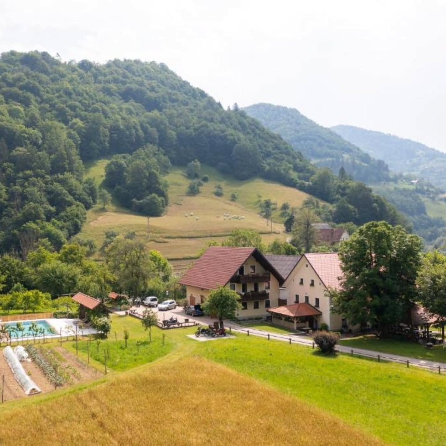 Iščete oddih, kjer se prepletajo narava, aktivna doživetja in domači okusi?🌿

Turistična kmetija Želinc v bližini Cerknega je odlično izhodišče za raziskovanje slikovitega Idrijsko-Cerkljanskega. 🚴‍♀️

Od kolesarskih poti in sproščujočega muharjenja ob reki Idrijci, do apiterapije in pohodniških izletov - tukaj se za vsakogar nekaj najde😋. Po dnevu, polnem doživetij, pa se prileže še dobra domača hrana, med katero ne smejo manjkati značilni idrijski žlikrofi. 💚

Zveni kot oddih po vašem okusu? Shranite objavo za naslednji pobeg v naravo in odkrijte čare turistične kmetije Želinc! 🌳

#podeželje #kmetija #TurističneKmetijeSlovenije