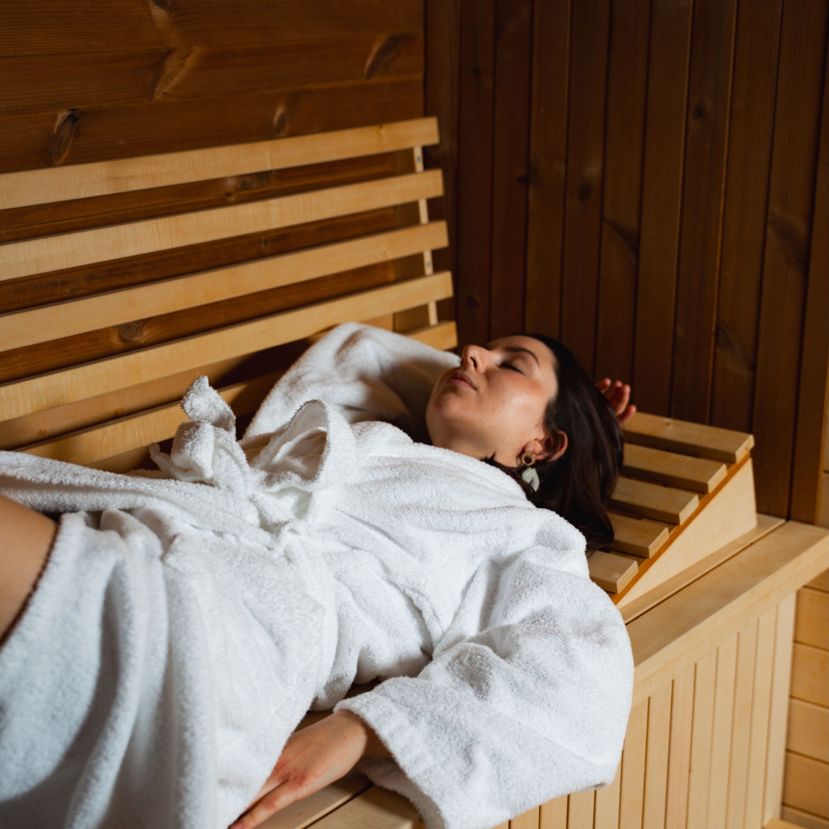 Čas zase. 🤍

Toplina savne, tišina in trenutek, ko se svet za nekaj časa ustavi.

V wellnessu Hotela Lonca vas čakata finska in biofinska savna ter prostor za počitek in popoln odklop.

Včasih je največje razkošje preprosto – mir.

————————————————————————————————

Time for yourself. 🤍

The warmth of the sauna, peaceful silence, and a moment when the world simply slows down.

At Hotel Lonca Wellness, enjoy our Finnish and bio-Finnish saunas and a peaceful relaxation area designed for complete escape.

Sometimes, the greatest luxury is simply peace.
