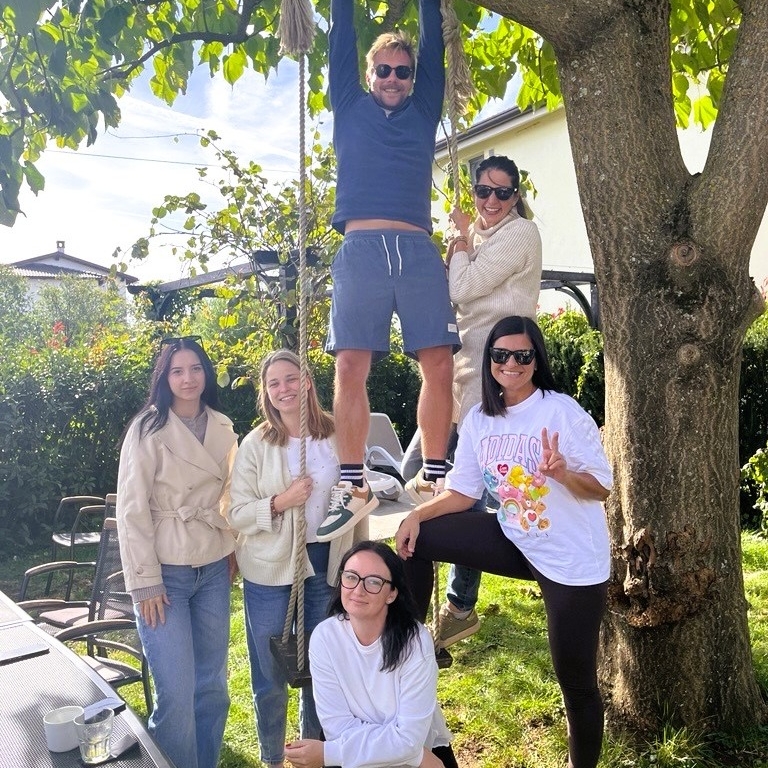 Za nekaj dni je naša produkcijska & prodajna ekipa zamenjala pisarne za čudovit Kras. 🍷🌿

Za nami so že wine tasting, raziskovanje Mitskega parka in teambuilding delavnice, kjer ni manjkalo dobre volje, sodelovanja in novih idej.

Dobre ekipe ne gradijo samo projekti, ampak tudi trenutki, ko skupaj malo odklopimo, se na ves glas nasmejimo in doživimo kaj novega. 😊

Čudovit Kras, danes smo tvoji! 🍇

#kras #slovenia #visitkras #ifeelslovenia #wintasting #ekipa #teambuilding #teamspirit #spletnapostaja