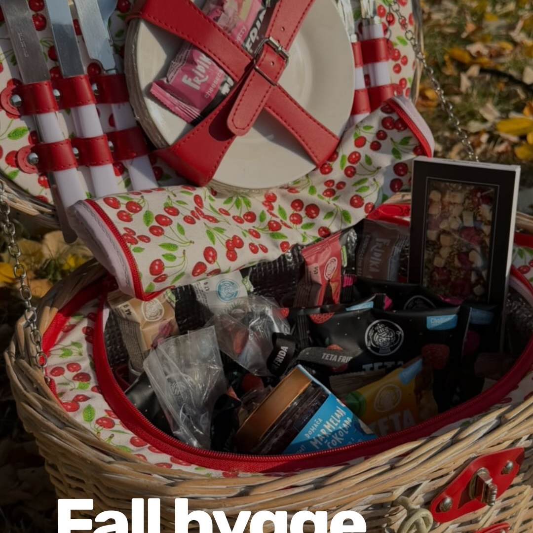 Official definition of fall hygge: golden leaves and Frida’s goodies! 🍂🍫🤎

#frida #chocolate #autumn #natural #tantefrida
