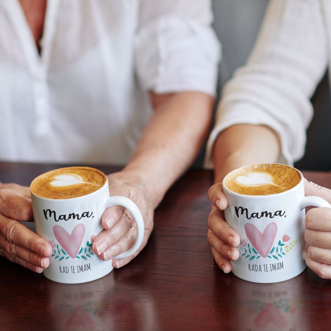 Jutranja kava v dobri družbi🤍

Označite mamo, prijateljico ali sorodnico, z katero zmeraj uživata, še posebej ob dobri kavi😊☕️

#coffeetime #kava #skodelicazakavo #skodelicazačaj #skodelicazadarilo #darilozanjo #darilozamamico